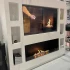Foco One 1500 media wall caminetto a bioetanolo da incasso con cornice nera e vetro di sicurezza.
